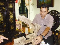 Ông Võ Trọng Nha với sản phẩm được gọi là trầm hương khai thác từ cây dó bầu 