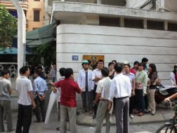 Nhiều công nhân tập trung trước Công ty cổ phần thiết bị giáo dục 1 đòi tăng lương, tạo việc làm ngày 18-5-2012