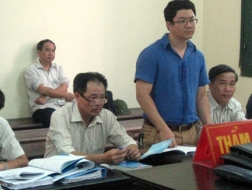 Đại diện bị đơn (đứng) và đại diện nguyên đơn (ngoài cùng, bên trái)tại phiên tòa