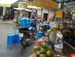 Nước uống đóng chai nhiễm khuẩn mủ xanh