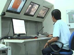 Vận hành máy soi ở Chi cục Hải quan cảng Cát Lái. Ảnh: Vũ Thược.