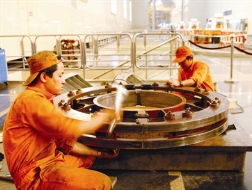 Mức cắt giảm lương phổ biến tại nhiều đơn vị của EVN là trên 10%. Ảnh: Hồng Vĩnh.