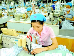May áo sơ mi xuất khẩu tại Công ty cổ phần May Việt Tiến. Ảnh: Cao Thăng
