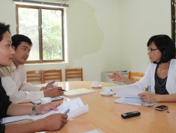 Bà Wang Juo Hsuan trao đổi với phóng viên