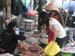 Chợ gà mùa dịch: "Cứ mua đi, có gì chị chịu trách nhiệm" 