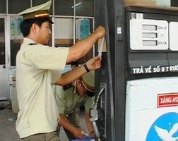 Cây xăng của gia đình Phó trưởng phòng Kinh tế huyện bán xăng kém chất lượng