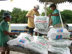 Nông dân gánh phân bón nội giá cao: Vì sợ gom hàng, đầu cơ?