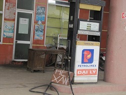 Cây xăng găm hàng chờ tăng giá?