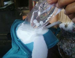 Phát hiện nhiều chất lạ &lsquo;yểm&rsquo; trong hàng Trung Quốc