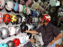 Mũ bảo hiểm cũng tăng giá