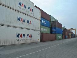 Hàng hóa quá hạn làm thủ tục hải quan chất đống ở bến cảng