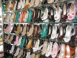 Giày dép vụ hè: Đa dạng về màu sắc, kiểu dáng