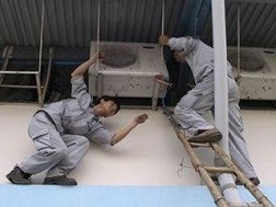 Thợ sửa điều hòa móc túi khách hàng