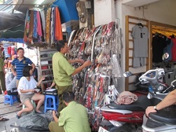 Thu giữ hàng nghìn "đồ hiệu nhái" dọc tuyến phố cổ