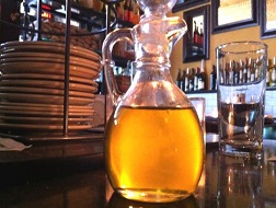 EU cảnh báo dầu ôliu rẻ tiền trong nhà hàng