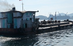 Bắt giữ tàu vận chuyển 18.000 lít dầu không nguồn gốc