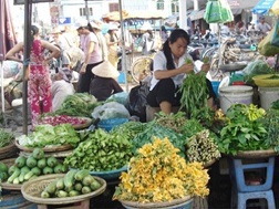 Rau thịt giảm sâu, hàng ăn vẫn hét giá