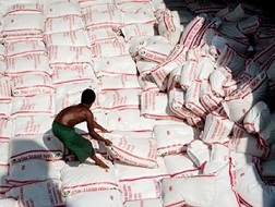 Gạo Thái xả kho, gạo Việt đâm lo