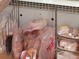 Giá gà tại trại chăn nuôi giảm nhưng người người tiêu dùng vẫn phải mua với giá cao