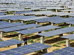 Nhân viên kiểm tra tại trạm năng lượng pin mặt trời ở Yanchi County thuộc Wuzhong City, khu tự trị Hồi Ninh Hạ (Trung Quốc) ngày 4/8/2011. 