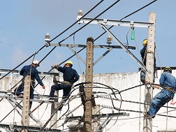 Công nhân của EVN đang cải tạo lưới điện