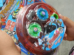 Rất nhiều đồ chơi trẻ em Trung Quốc không gắn dấu hợp quy, cũng chẳng dán nhãn hàng. 