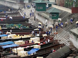 Xuất hàng tại cửa khẩu Ka Long, Móng Cái.