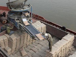 Bốc xếp, vận chuyển ximăng đi tiêu thụ