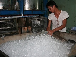 Khó kiểm soát chất lượng đá viên từ những cơ sở sản xuất tư nhân