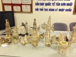 Các sản phẩm làm từ ngà voi châu Phi bị Hải quan TP.HCM bắt giữ.