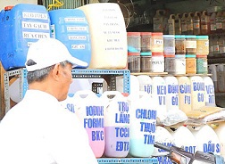 Hóa chất bày bán gần chợ Kim Biên.