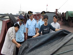 Công chức Hải đội 1 kiểm tra tàu than bị bắt giữ tháng 4-2011.