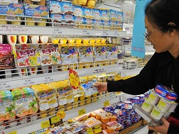 Người tiêu dùng bị &ldquo;bủa vây&rdquo; bởi các thương hiệu váng sữa nước ngoài