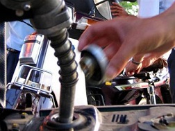 Hàng trăm xe máy bị hỏng nặng do bơm nhầm xăng lẫn dầu 