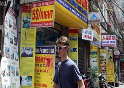 Tình trạng niêm yết giá bằng ngoại tệ vẫn diễn ra tràn lan tại các công ty dịch vụ du lịch ở Hà Nội (ảnh chụp tại Ngõ Huyện, phố Lý Quốc Sư, Hà Nội)