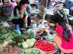 Thực phẩm "đội" giá do mưa bão và xăng tăng giá