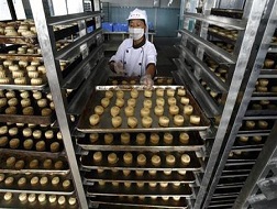 Một cơ sở sản xuất bánh trung thu ở Trung Quốc. Ảnh: Reuters
