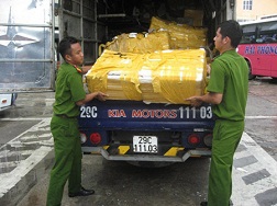 Lô hàng cá trắm nhập lậu bị công an bắt giữ ngày 28.7