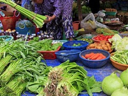 Hà Nội: Giá rau xanh tăng vọt vì trời mưa