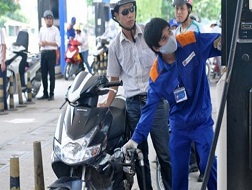 Giá xăng trong nước đang ở mức cao nhất từ trước tới nay, với mức giá bán lẻ 24.570 đồng/lít.
