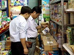 Kiểm tra sản phẩm sữa tại các cửa hàng. Ảnh minh họa. 