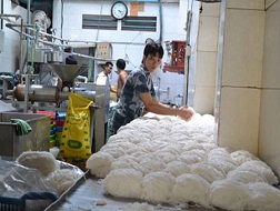 Một cơ sở sản xuất bún tại TP.HCM bị phát hiện có dùng hóa chất độc hại để tẩy trắng.