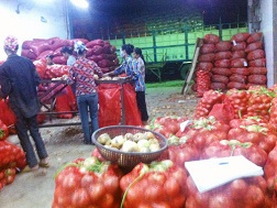 Công nhân đang bốc dỡ hàng trong cửa hàng nông sản Thể Lụa 
