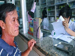 Ông Phạm Ngọc Thế chỉ mua được 3/5 loại thuốc tại nhà thuốc bệnh viện, còn hai loại ông phải ra nhà thuốc tư nhân bên ngoài mua. 