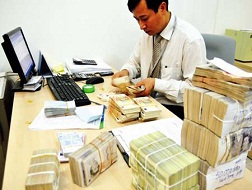 Mang tiền ủy thác đầu tư: Cẩn trọng không “nắm dao đằng lưỡi”