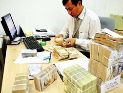 Mang tiền ủy thác đầu tư: Cẩn trọng không “nắm dao đằng lưỡi”