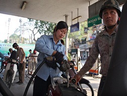 Dự thảo nghị định mới về kinh doanh xăng dầu: Dân vẫn thiệt thòi