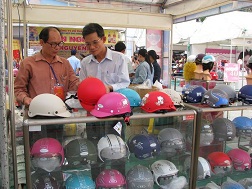 Doanh nghiệp sản xuất mũ bảo hiểm hướng dẫn khách hàng nhận biết tem chống giả dán trên sản phẩm.