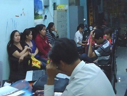 Các tiểu thương chợ Tân Bình đang trình bày sự việc tại văn phòng luật sư.