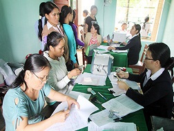 Đông đảo người dân đến nhận tiền vốn vay tại điểm giao dịch ngân hàng chính sách xã hội (xã Sơn Linh, Sơn Hà, Quảng Ngãi).